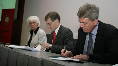 Samningur undirritaður á ársþingi ASÍ 2008