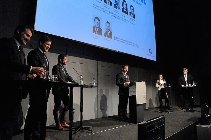 Frá 90 mínútum í Hörpu