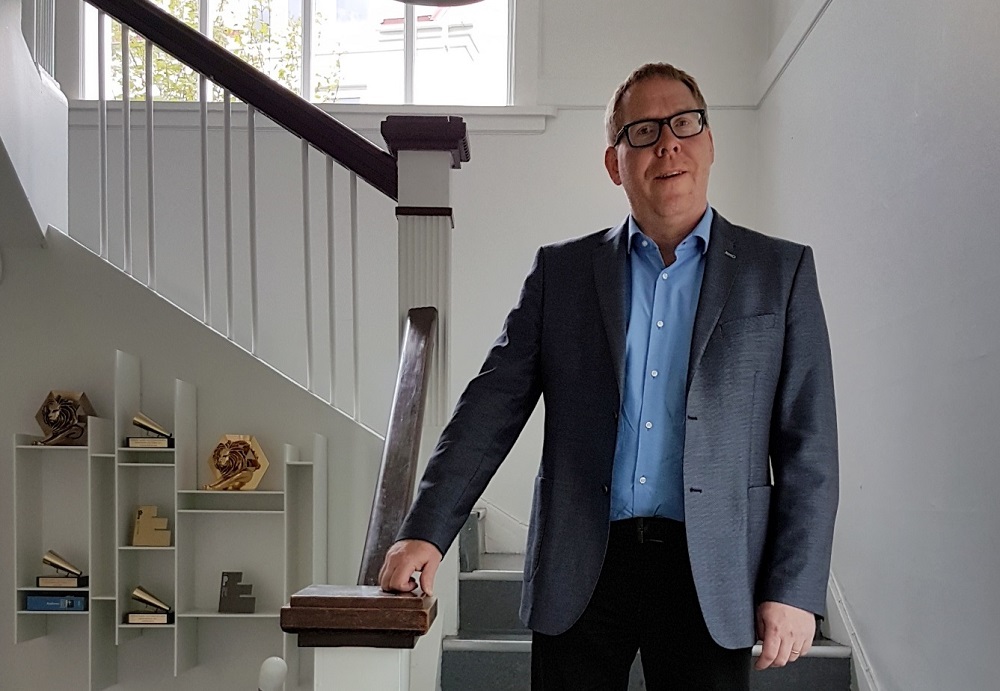 Guðmundur í stiga skorinn.jpg