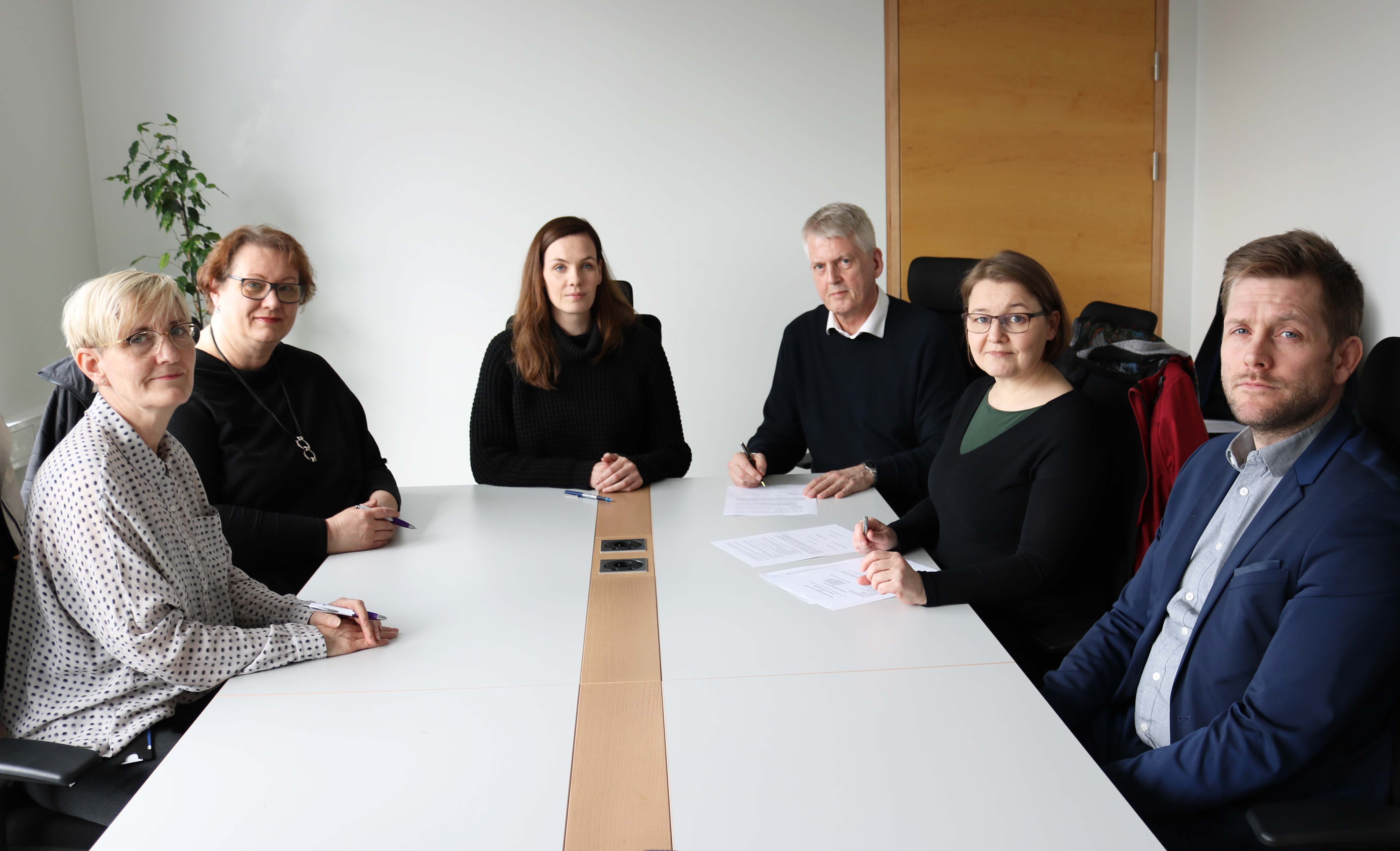 Launaþróunartrygging undirritun_160419.JPG