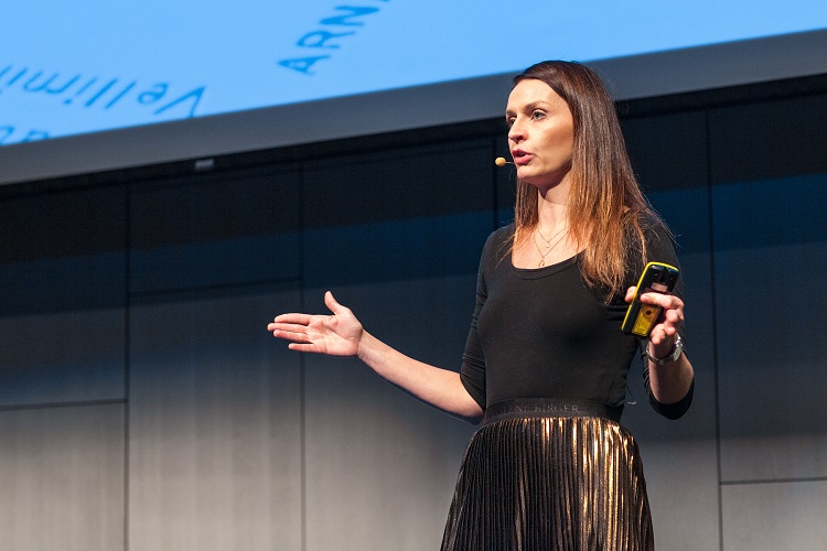 Ásdís Krisjánsdóttir í Hörpu.jpg